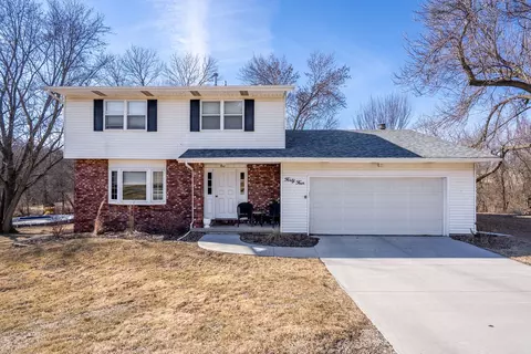44 Rainbow Dr, Bettendorf, IA 52722