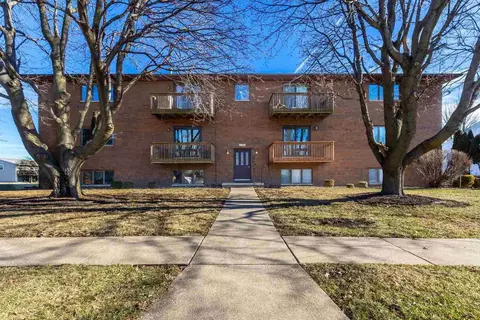 4195 Fairview Dr #4, Bettendorf, IA 52722