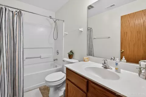 Bath - 1453 Millbrook Dr, Algonquin, IL 60102 photo 3 of 3