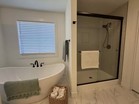 Bath - 1 Deerfield Ct, Bloomington, IL 61705 photo 3 of 6