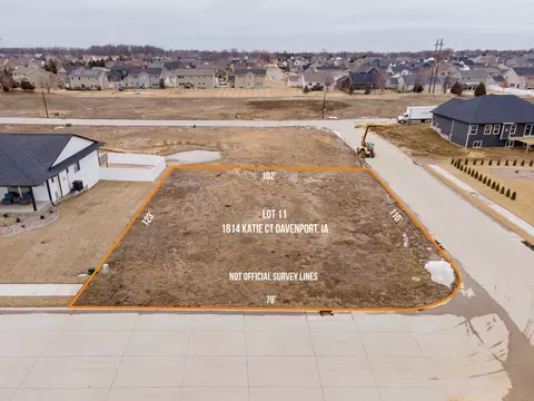 5820 Indigo Ave, Davenport, IA 52807