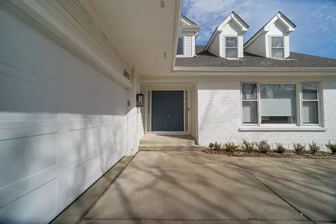 2873 Whispering Oaks Dr, Buffalo Grove, IL 60089