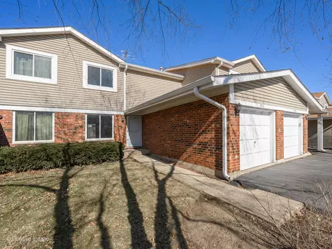 1956 N Jamestown Dr, Palatine, IL 60074