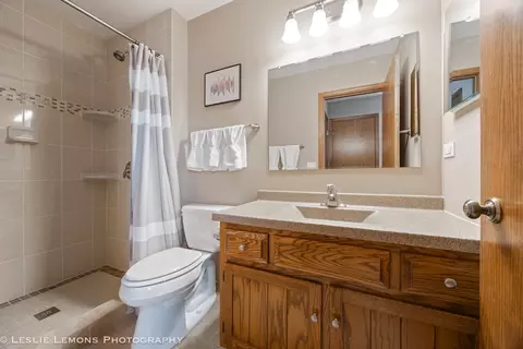 Bath - 2469 Lakeside Dr, Aurora, IL 60504 photo 1 of 3