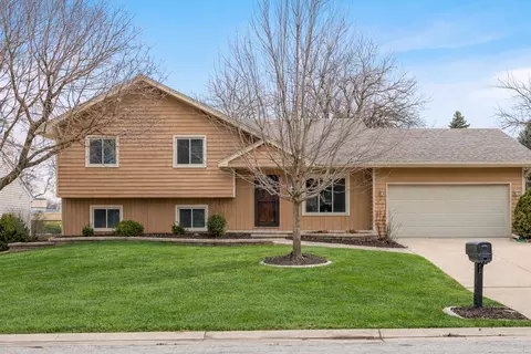 2469 Lakeside Dr, Aurora, IL 60504
