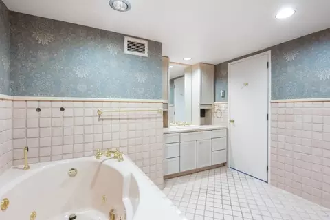 Bath - 175 E Delaware Pl #8401-02, Chicago, IL 60611 photo 4 of 6