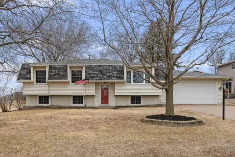 20 Valley Dr, Park View, IA 52748