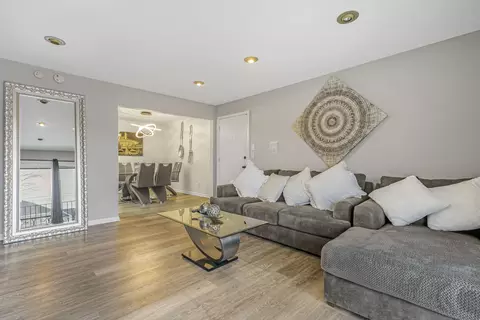 Living - 245 N Mill Rd #9C, Addison, IL 60101 photo 3 of 3