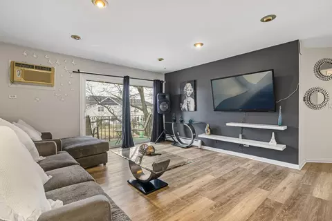 Living - 245 N Mill Rd #9C, Addison, IL 60101 photo 1 of 3