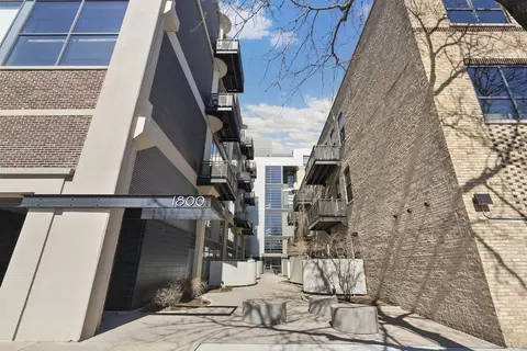 1800 W Grace St #411, Chicago, IL 60613