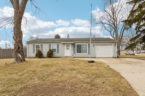 820 S Pine St, Streamwood, IL 60107
