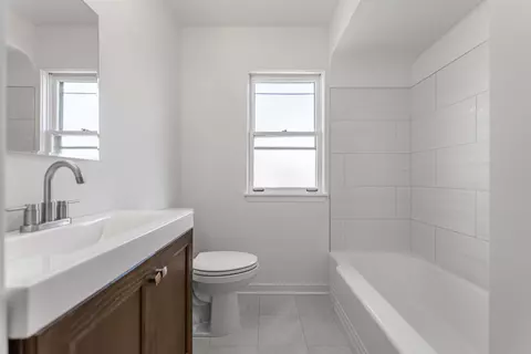 Bath - 4313 Elm Ave, Lyons, IL 60534 photo 3 of 4