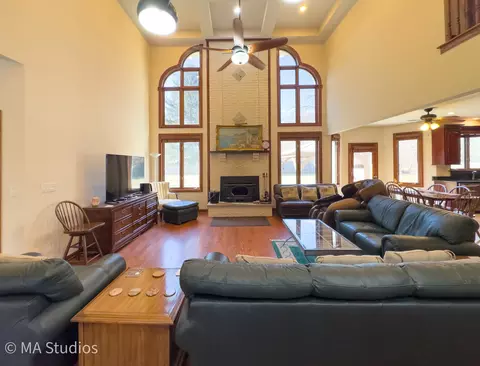 Living - 9030 Elm Ave, Burr Ridge, IL 60527 photo 3 of 4