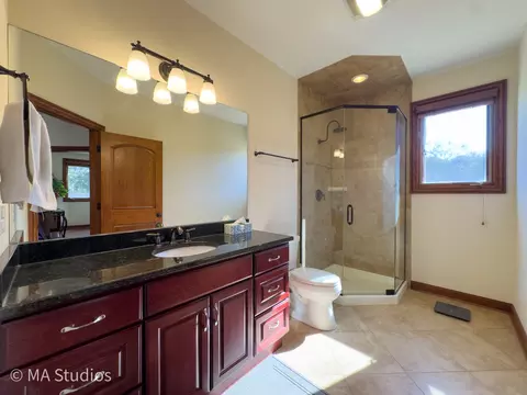 Bath - 9030 Elm Ave, Burr Ridge, IL 60527 photo 1 of 4