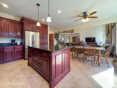 Kitchen - 9030 Elm Ave, Burr Ridge, IL 60527 photo 7 of 8