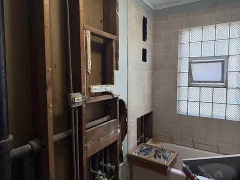 Bath - Undisclosed, Des Plaines, IL 60016 photo 1 of 1