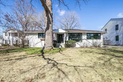 440 W Sheridan Pl, Lake Bluff, IL 60044