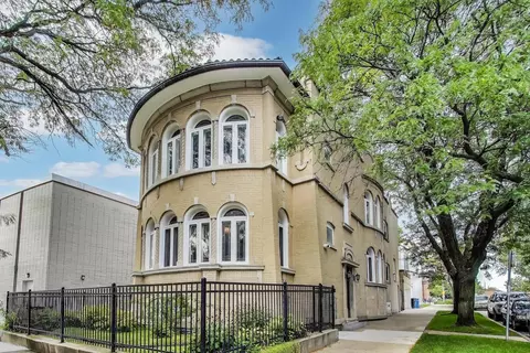 2700 W Carmen Ave, Chicago, IL 60625