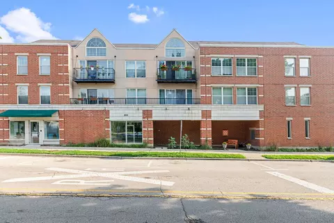 1800 Dewes St #310, Glenview, IL 60025