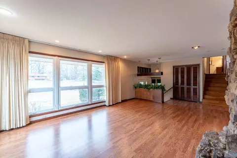 Living - 212 Kane Dr, Herrin, IL 62948 photo 2 of 6