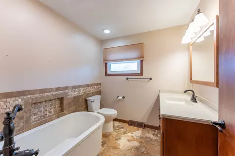 Bath - 212 Kane Dr, Herrin, IL 62948 photo 4 of 5