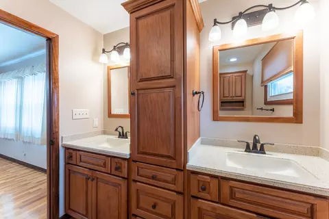 Bath - 212 Kane Dr, Herrin, IL 62948 photo 2 of 5