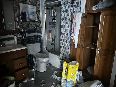 Bath - 805 W Helen Ave, Christopher, IL 62822 photo 3 of 4