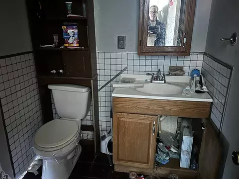 Bath - 805 W Helen Ave, Christopher, IL 62822 photo 2 of 4