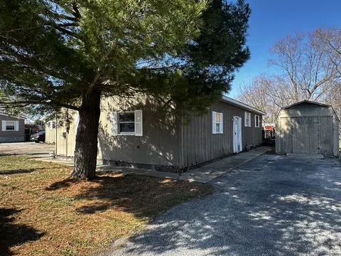 Exterior - 805 W Helen Ave, Christopher, IL 62822 photo 7 of 10