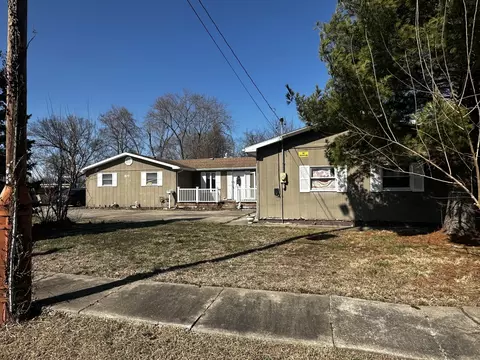 Exterior - 805 W Helen Ave, Christopher, IL 62822 photo 8 of 10