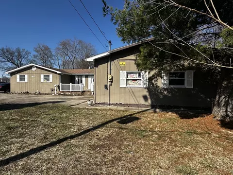 Exterior - 805 W Helen Ave, Christopher, IL 62822 photo 1 of 10