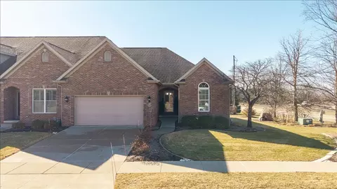 28 Prairie Vista Ct, Bloomington, IL 61704