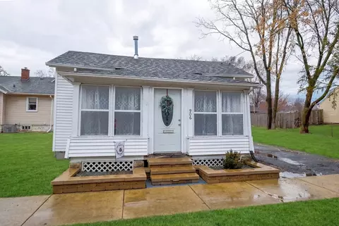 906 Grove St, Aurora, IL 60505