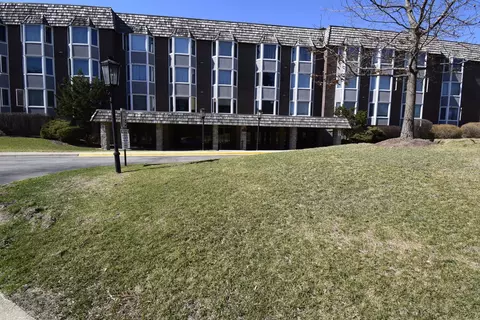 400 Ascot Dr #3M, Park Ridge, IL 60068