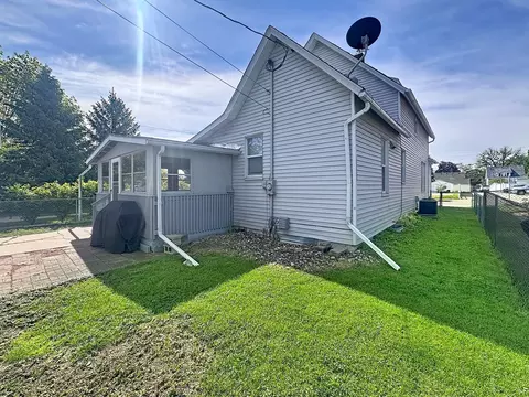 Exterior - 527 19th Ave, Moline, IL 61265 photo 4 of 5