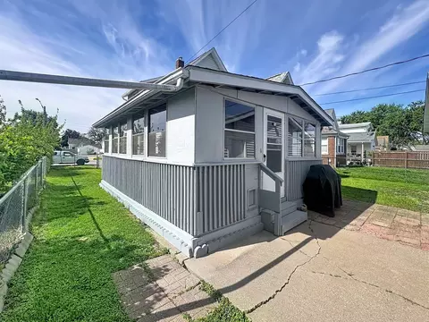 Exterior - 527 19th Ave, Moline, IL 61265 photo 3 of 5