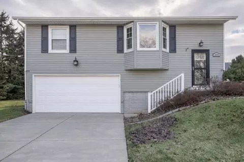 3305 Covington Dr, Davenport, IA 52806