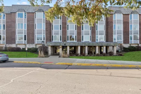 500 Thames Pkwy #3G, Park Ridge, IL 60068