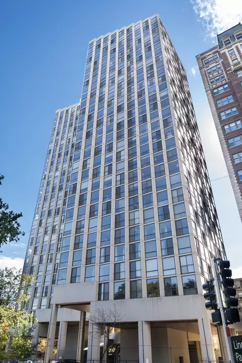345 W Fullerton Pkwy #1801, Chicago, IL 60614