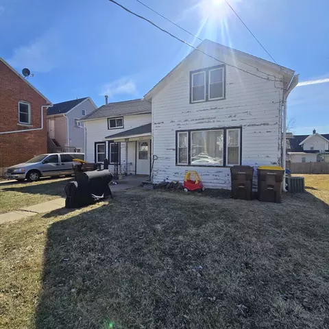 807 W Pleasant St, Freeport, IL 61032