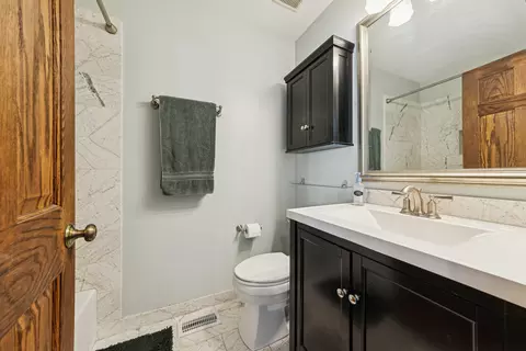 Bath - 1105 Longford Rd, Bartlett, IL 60103 photo 4 of 4