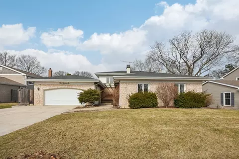 226 White Fawn Trl, Downers Grove, IL 60516