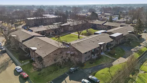 2620 N Windsor Dr #204, Arlington Heights, IL 60004