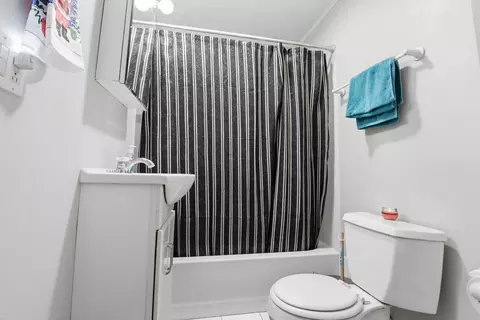 Bath - 3013 Emily Ln, Mchenry, IL 60051 photo 1 of 1