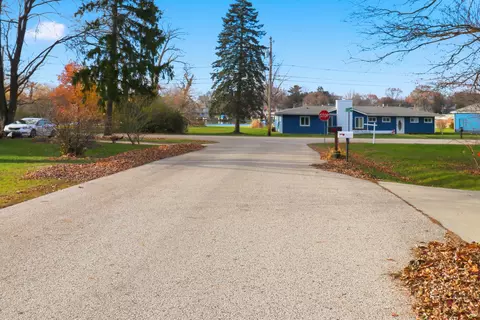 Exterior - 3013 Emily Ln, Mchenry, IL 60051 photo 6 of 7