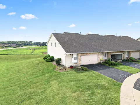 1071 Alexandria Dr #1071, Sycamore, IL 60178