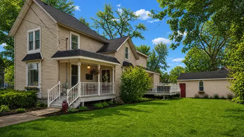 121 S Walkup Ave, Crystal Lake, IL 60014