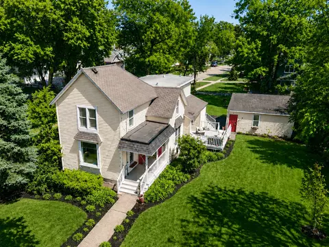 121 S Walkup Ave, Crystal Lake, IL 60014