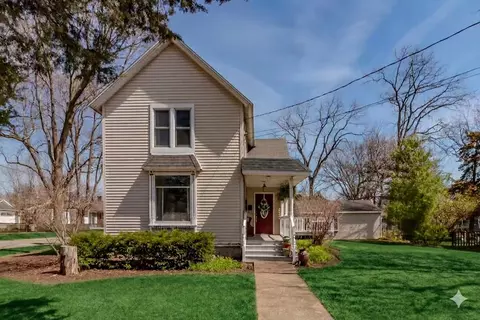 121 S Walkup Ave, Crystal Lake, IL 60014