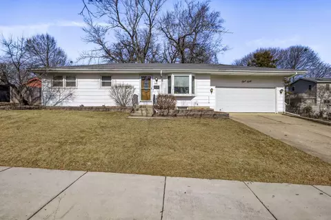 340 W Middle St, South Elgin, IL 60177